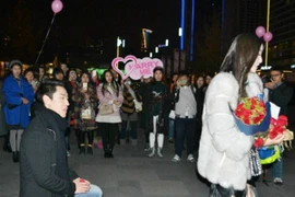 Chê kim cương nhỏ, từ chối lời cầu hôn