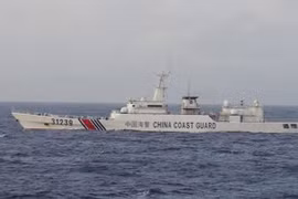 Tàu có vũ trang Trung Quốc tiến gần đảo tranh chấp với Nhật Bản