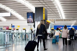 Hành khách tự đâm vào đầu gây hoảng loạn sân bay Anh