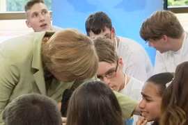 Bé gái bật khóc trước Thủ tướng Đức được tị nạn đến 2017