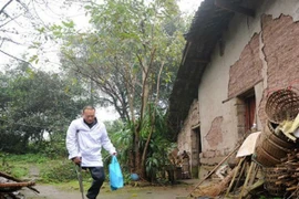 Bác sĩ một chân đến từng nhà chữa trị cho bệnh nhân