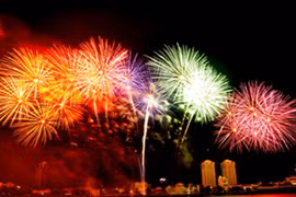 Đà Nẵng bắn pháo hoa bên bờ biển đón năm mới