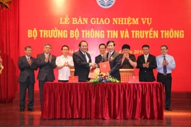 Bàn giao nhiệm vụ Bộ trưởng Bộ TT-TT cho ông Trương Minh Tuấn