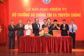 Bàn giao nhiệm vụ Bộ trưởng Bộ TT-TT cho ông Trương Minh Tuấn