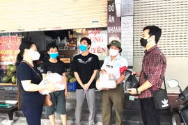 Thêm những món quà ấm lòng người dân trong đại dịch Covid-19