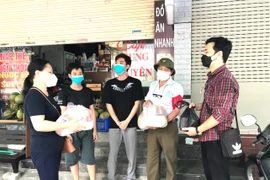 Thêm những món quà ấm lòng người dân trong đại dịch Covid-19