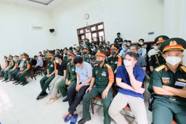 14 bị cáo lĩnh án trong vụ buôn lậu xăng