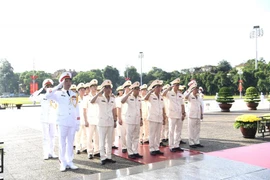 Đoàn Đại biểu Đảng ủy Công an Trung ương dâng hương tưởng niệm các Anh hùng - Liệt sĩ 