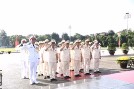 Đoàn Đại biểu Đảng ủy Công an Trung ương dâng hương tưởng niệm các Anh hùng - Liệt sĩ 