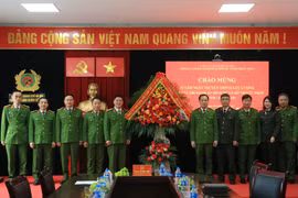 Đại tá Lê Văn Tuân, Phó Giám đốc Công an Hà Nội chúc mừng Phòng Cảnh sát Thi hành án và Hỗ trợ tư pháp 