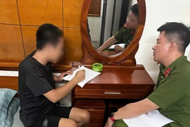 Nữ nhân viên quán karaoke 14 tuổi phục vụ khách mua dâm