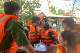 Lực lượng Công an Hà Nội "chạy đua" giúp người dân chống lũ 