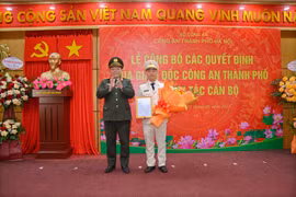 Trung tướng Nguyễn Hải Trung trao quyết định bổ nhiệm tân Trưởng Công an quận Đống Đa