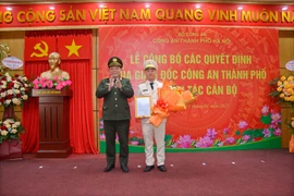 Trung tướng Nguyễn Hải Trung trao quyết định bổ nhiệm tân Trưởng Công an quận Đống Đa