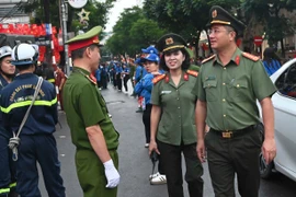 Hình ảnh Công an Hà Nội cùng với người dân đón chào lễ tổng duyệt A80