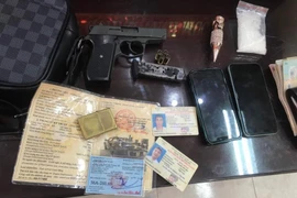 Nam thanh niên mang theo súng, ma túy bỏ chạy 90km khi thấy CSGT