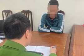 Cơ quan điều tra triệu tập tài xế ô tô 'tung cước' đạp ngã người đi xe máy ở quận Hà Đông