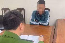 Cơ quan điều tra triệu tập tài xế ô tô 'tung cước' đạp ngã người đi xe máy ở quận Hà Đông