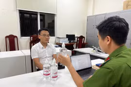 Bắt Phó Chủ tịch UBND thị trấn Chúc Sơn vì sản xuất cồn giả