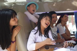 NSƯT Chiều Xuân cùng con gái "bảo vệ nụ cười Việt Nam"