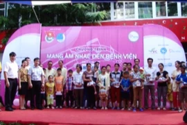 Khích lệ tinh thần cho các em ở Bệnh viện Nhi