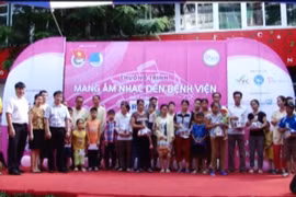 Khích lệ tinh thần cho các em ở Bệnh viện Nhi