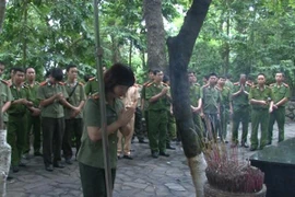 Lớp bồi dưỡng kiến thức lý luận chính trị CATP đi thực tế tại K9, Đá Chông