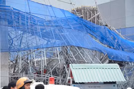 Sập giàn giáo công trình 17 tầng ở TP.HCM: Nhiều nạn nhân mắc kẹt, 1 người tử vong