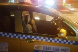 Hà Nội: CSGT kịp thời ngăn cản phụ xe ô tô tải hành hung lái xe taxi trên đường