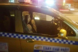 Hà Nội: CSGT kịp thời ngăn cản phụ xe ô tô tải hành hung lái xe taxi trên đường