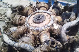 Ngư dân vớt được vật thể lạ hình trụ nặng 2 tấn dưới biển