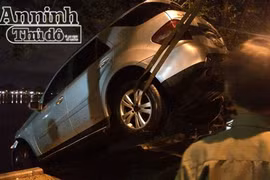 Xe sang Mercedes ML350 mất lái bay ra giữa hồ Trúc Bạch 