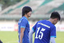 Tuấn Anh lần đầu tiên ra sân tập ở Myanmar