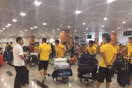 ĐT Việt Nam đặt chân tới Myanmar, phấn chấn trước hành trình AFF Cup 2016