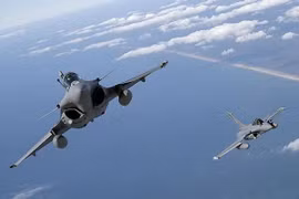 Pháp triển khai thêm 3 máy bay và 1 tàu chiến UAE chống IS