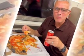 [Video] HLV Mourinho thoải mái ăn pizza, uống Coca trên tàu