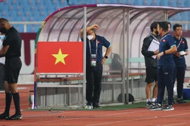 Thầy Park gây sốt với khoảnh khắc 'mòn mỏi' chờ kết quả VAR