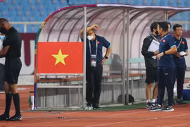 Thầy Park gây sốt với khoảnh khắc 'mòn mỏi' chờ kết quả VAR