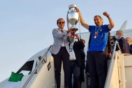 [ẢNH] Tuyển Italia phấn khích mang cúp vô địch về Rome