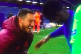 Hazard muối mặt xin lỗi vì cười lố khi Real bị loại