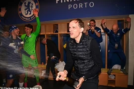Xem Tuchel hưng phấn phun rượu champagne vào học trò