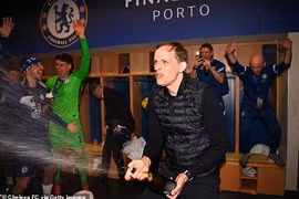 Xem Tuchel hưng phấn phun rượu champagne vào học trò