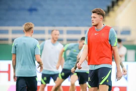 [ẢNH] Trung vệ cao gần 2m của Australia nổi bật giữa sân Mỹ Đình