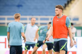 [ẢNH] Trung vệ cao gần 2m của Australia nổi bật giữa sân Mỹ Đình