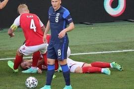 Khoảnh khắc ngã gục của Eriksen khiến người Đan Mạch hoảng hốt