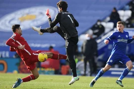 Alisson lại hóa "danh hài", HLV Klopp vẫn bênh chằm chặp