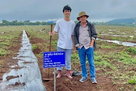 [ẢNH] Không thi đấu, Công Phượng, Xuân Trường tất bật đi... trồng sầu riêng