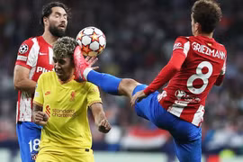 Đạp thẳng mặt đối thủ, Griezmann nhận cái kết đắng