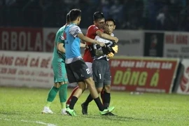 Thủ môn làm trọng tài gãy răng nhận án treo găng 3 trận