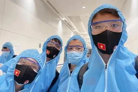 ĐT Việt Nam mặc bảo hộ kín mít khi tới UAE